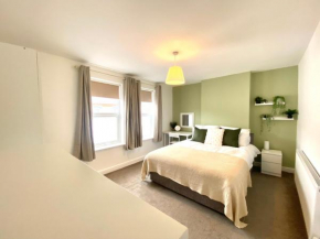 Stylish 5 Beds House, TV, Garden